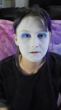 Alice do makeup