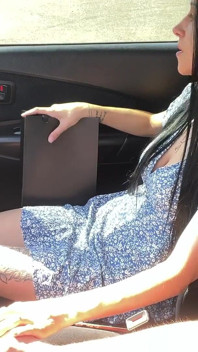 Stiefmutter macht stiefsohn im auto zum Halsfick