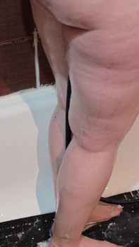 Un Mari Excité Regarde Sa Femme Pulpeuse Prendre Une Douche, Puis Ils Passent Un Moment Torride Ensemble