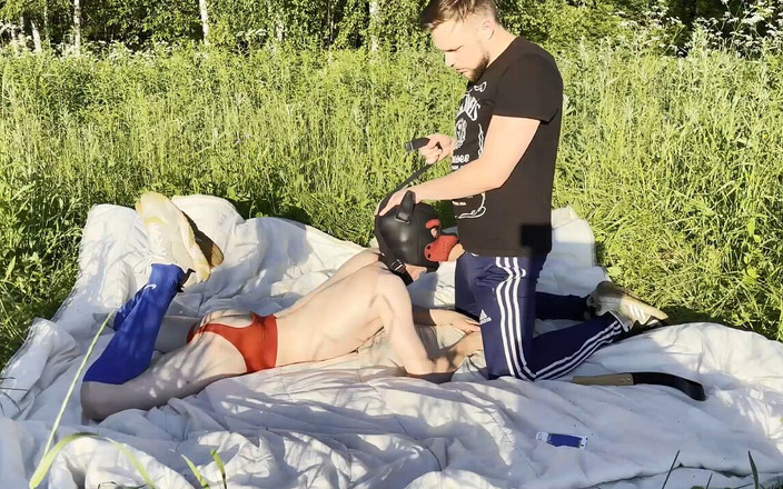 Artem Suchkov: Un macho se folla a su mascota en el bosque