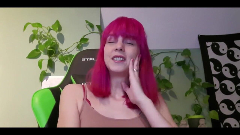 LillyMania: Девушка-соло с розовыми волосами