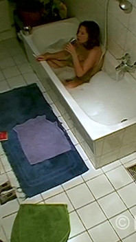 MILF Hace Higiene Personal En El Baño