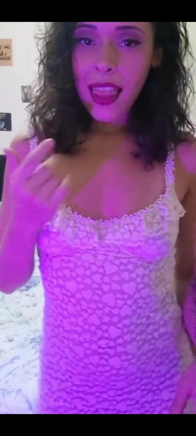 Espuleta Maia: ホットなラティーナが友達のベッドで濡れて自慰をする