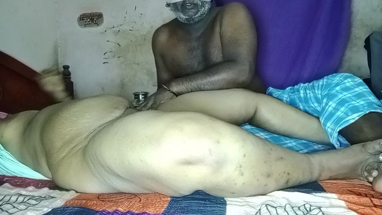 Tamil Anti Uma: Ve Své Vesnici, Když Jsem Byl Sám Doma S Dcerou...