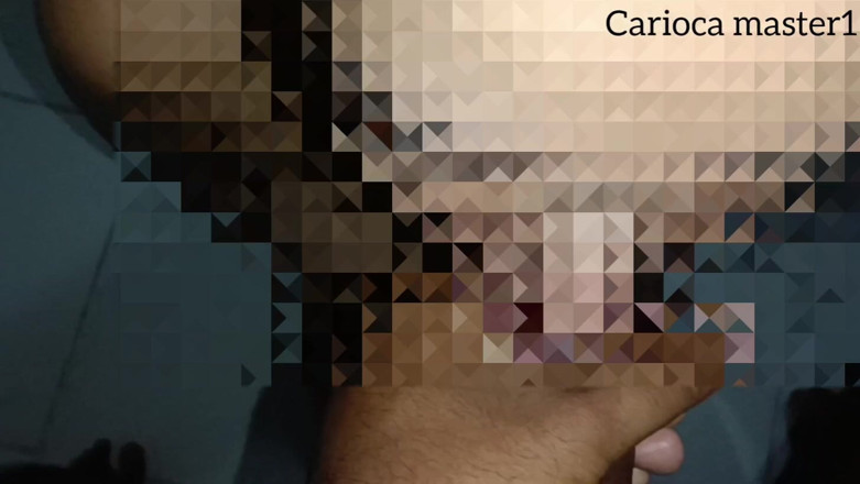 Carioca Master: Mulher casada engolindo leite da fonte e sorrindo