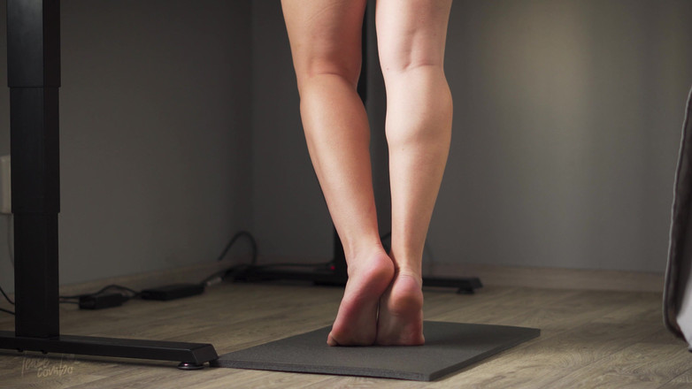 Teasecombo 4K: 서 있는 책상에서 십대 송아지 보기