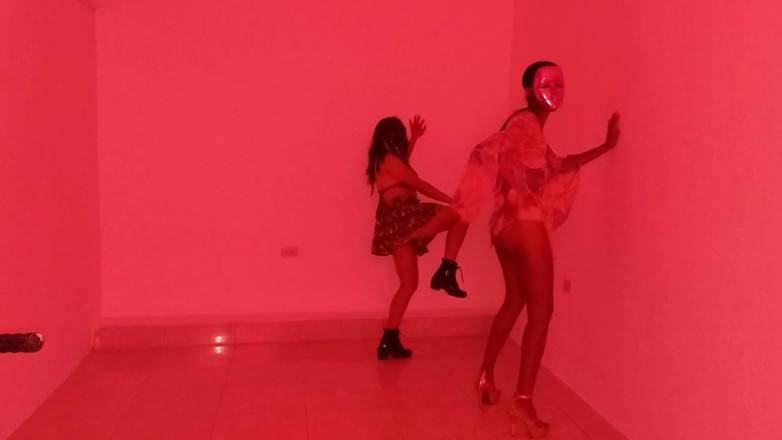 Martin13: Le migliori amiche si riuniscono per fare una danza sensuale...