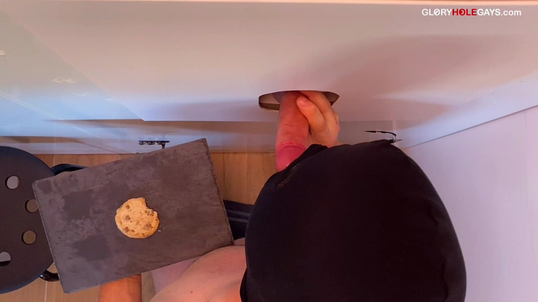 GLORYHOLEGAYS: Cowok ini muncrat di kue - dan aku makan remah-remahnya