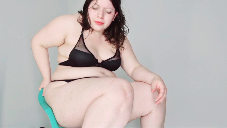 Alice H: Auf einem kleinen stuhl stecken