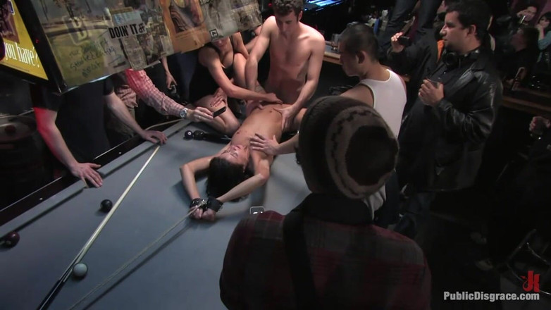 Public Disgrace by Kink: Cecilia Vega is gebonden, geneukt en gebruikt door een bar...