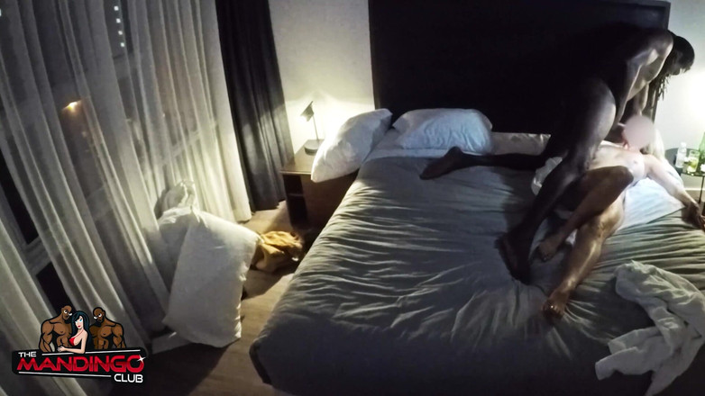 The Mandingo Club: 娇小的金发热辣人妻被篮球队群交