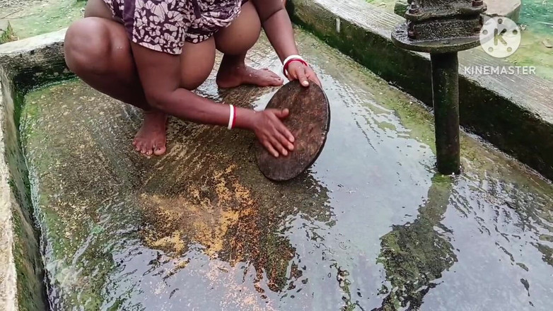 Nenika: Hintli kadın amcığını okşuyor