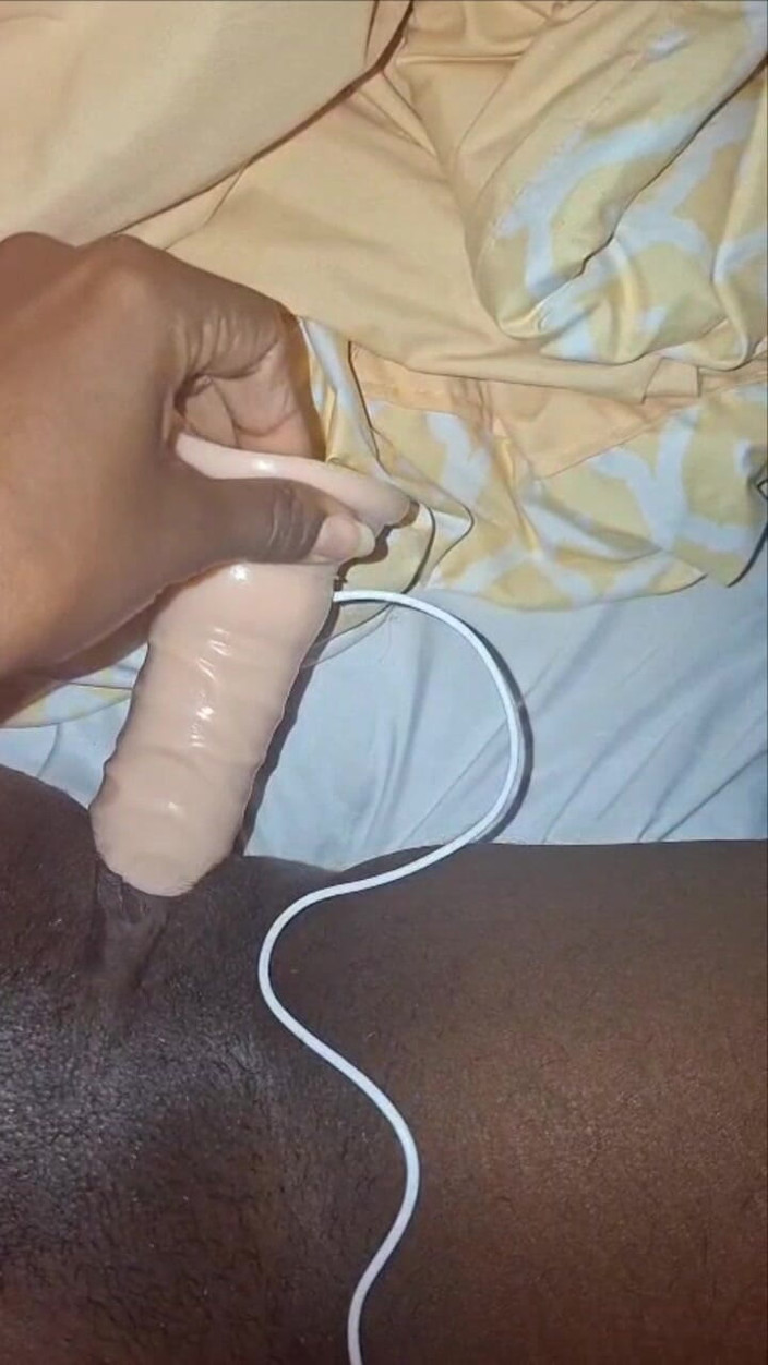 Afrocouple: Dia mengirimkan video masturbasi dengan dildo-nya dan saya pergi untuk...