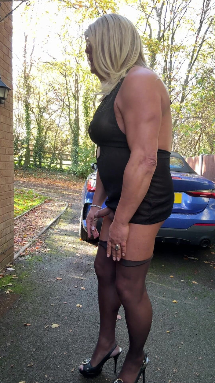 Kellycd2022: सेक्सी क्रॉसड्रेसर kellycd2022 काली सी ड्रेस में सीमलेस पेंटीहोज और हील्स