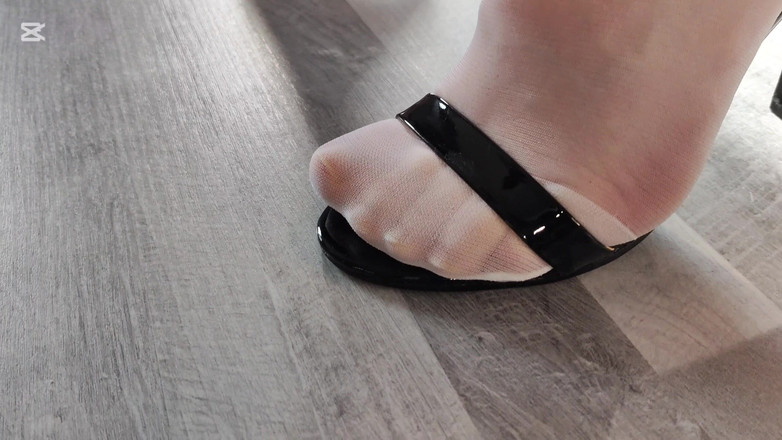 EricSkyMDH: Nya nylonstrumpbyxor invigs med en fotjobb