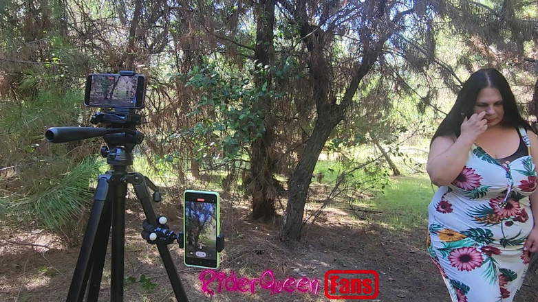 Riderqueen BBW Step Mom Latina Ebony: Riderqueen lagi sendirian di luar ruangan, video untuk penggemar