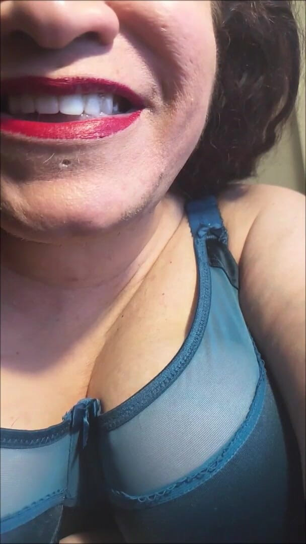 Haydee Rodriguez: Rossetto rosso al rallentatore