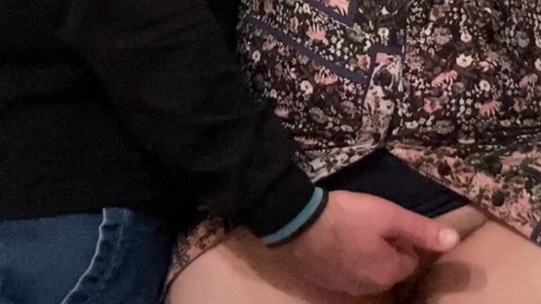 Niki studio: Sexy MILF krijgt haar clitoris wrijven in een metro