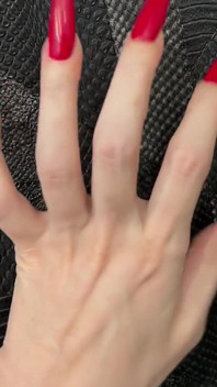 Meine neuen roten langen nägel und langen finger