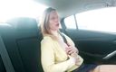 Kiara Night: Söt slampa runkar av våt fitta under taxiresa - fetisch