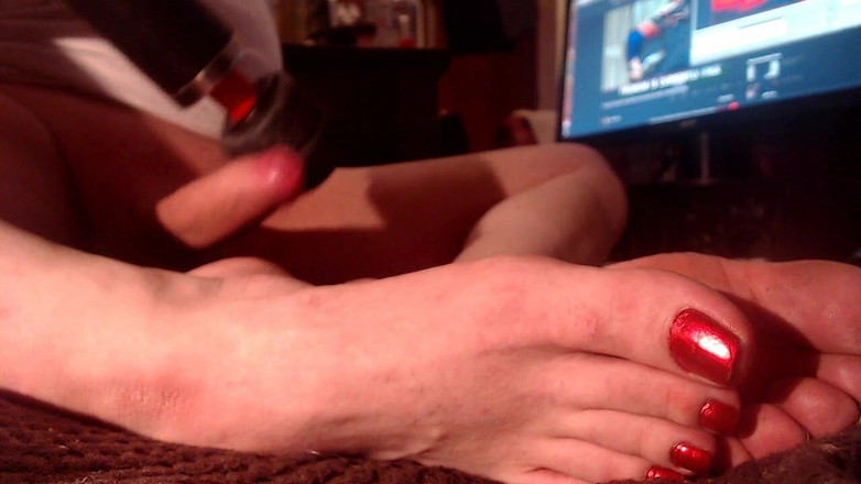 Lilly Disgrace: Efeminat folosește vibrație și ejaculează pe tocuri