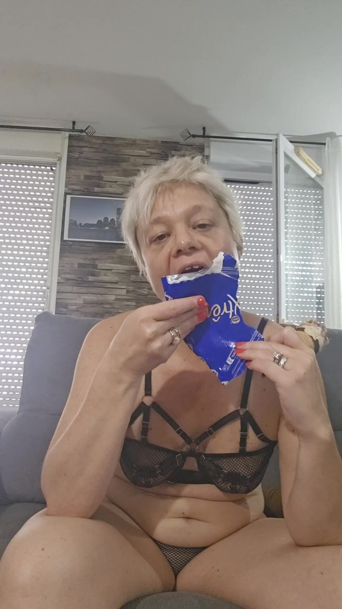 Sofy13: 私はこのアイスクリームをあなたのチンポのようにしゃぶります...舌は本当に熱く、おまんこはもうびしょ濡れです。