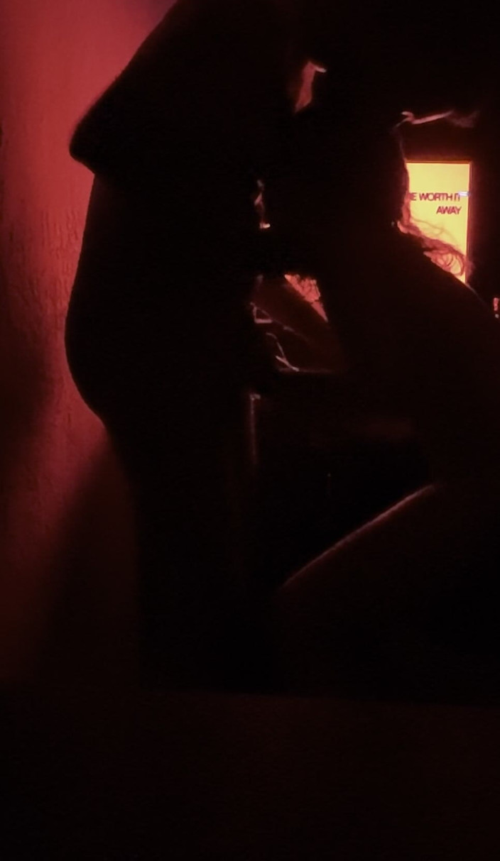 FleshyButt44: Intenzivní římský sex v červeném pokoji vede k creampie