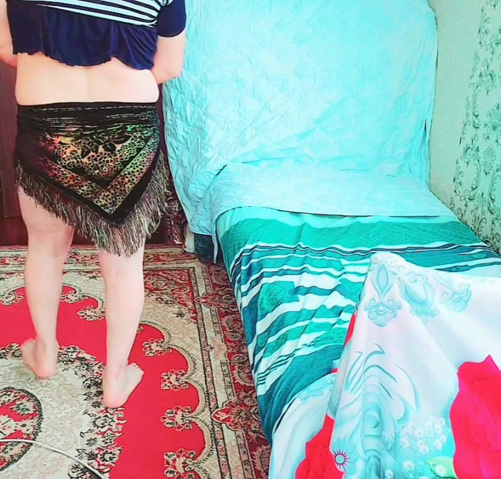 Kitty_Cross: 顽皮的 Femboy 在风的街上用裙子戏弄