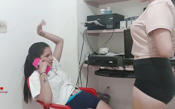 Horny lesbian sex: Chị kế của tôi đang gọi điện thoại với bạn trai của...