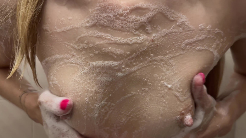 Mia Foster: Hraní s mými kozami při sprchování