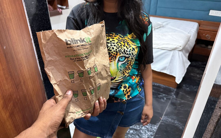 wildDesipair: Customer gives her pussy to the delivery guy instead of...