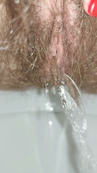 あなたは私のトイレで、私の毛深い部分を舐めてくれる掃除婦よ。