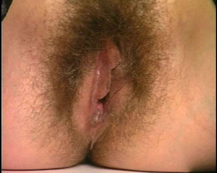 YOUR FIRST PORN: キッチンにいる毛深いアンジェリカ