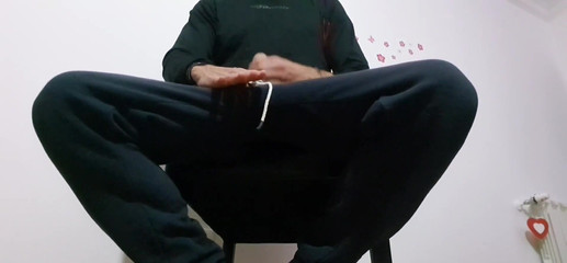 Hotsportfitboy: क्या आप जंगली प्रेरित होने के लिए तैयार हैं? मेरे साथ जुड़ें क्योंकि मैं कुर्सी में और अपने घुटनों पर अपने बड़े लंड में खुशी लाती हूं जब तक कि यह प्रीक्यू के साथ गीला नहीं हो जाता