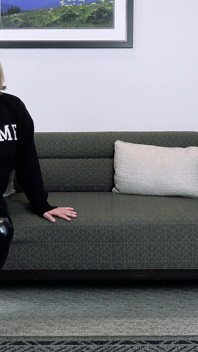 Sexy MILF Succhia Il Cazzo in Leggings in Lattice E Viene Schiaffeggiata