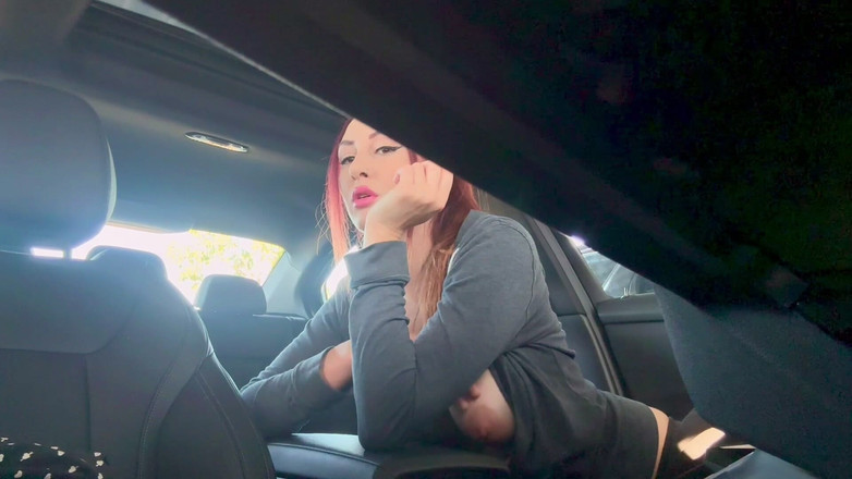 Artemisia Love: Итальянская милфа с большими сиськами Artemisia Love светит своими большими сиськами и курит в машине