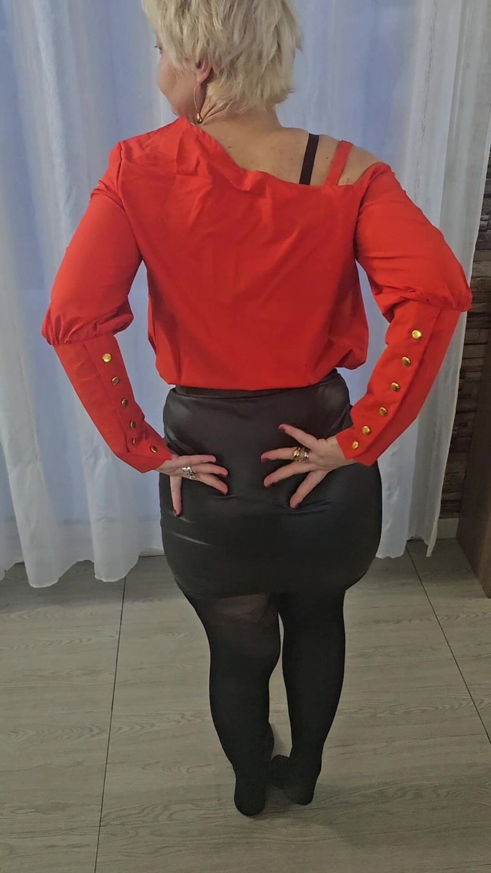 Sofy13: Aku melepas rok kulit dan pantyhose untuk menunjukkan pantatku yang...