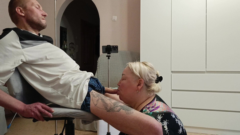 Zona901: Ibu tiri memberikan blowjob untuk dapat pancutan mani yang mencukupi