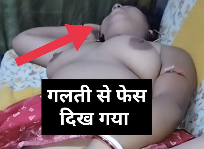 Bongsoniya69: Kakak ipar india lagi asik berbaring di sofa sambil pamer...