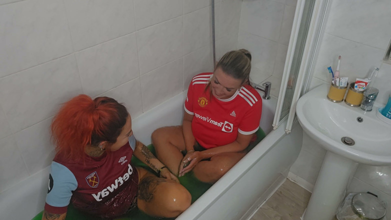 Maisie Lewis: Maisie Lewis y traviesa v se bañan con armas