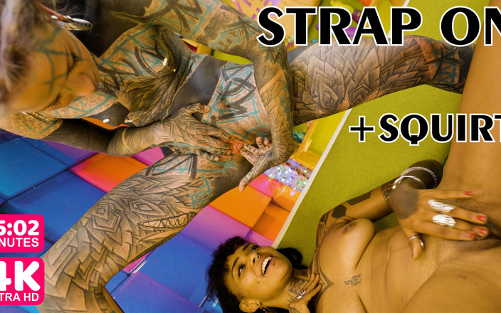 Z-Filmz: 纹身女同性恋者用穿戴式假阳具硬操 - 潮吹和撒尿