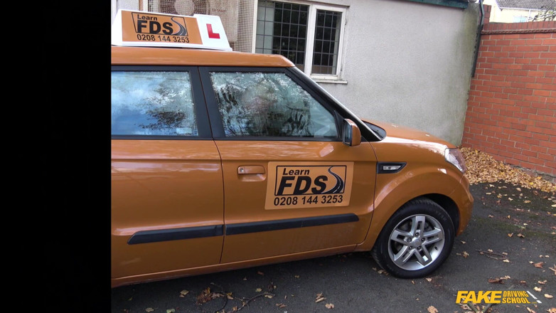 Fake Driving School: Фальшива автошкола - неслухняна студентка-водій Лексі Лу глибоко заглотує інструктора Райана, отримує жорсткий трах, поки вона не сквіртує і не кінчає