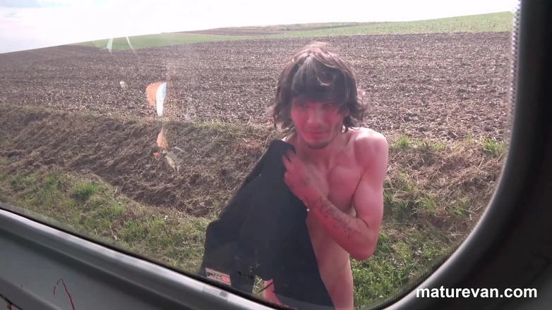 MatureVan: Băiat hippie sex prima dată de matură