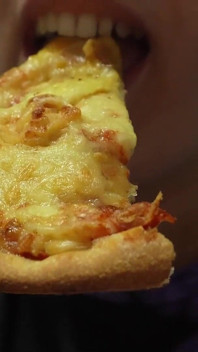 Kolacja pizzy Giantess ma dziki zwrot Mały człowiek staje się topping