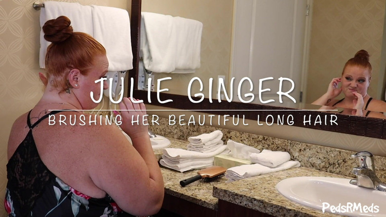 PedsRMeds: Julie Ginger güzel uzun saçlarını fırçalıyor