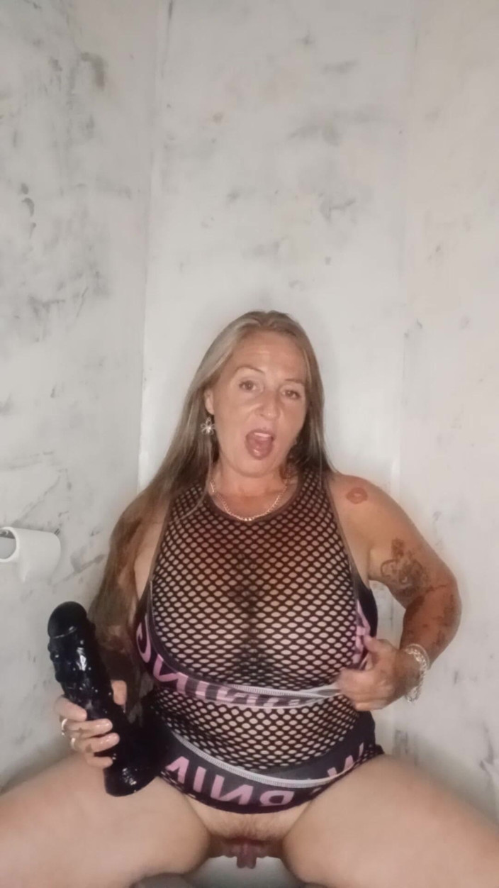 Kitty James: Warning-black Dildo Squirt
