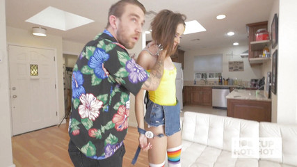 Hookup Hotshot: ダム十代の売春婦は、彼女がオンラインで出会った男によって彼女の嫌いな人を急落させます