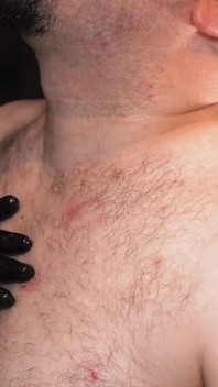 Su escapada de tabaco - fumando en catsuit de látex y louboutins