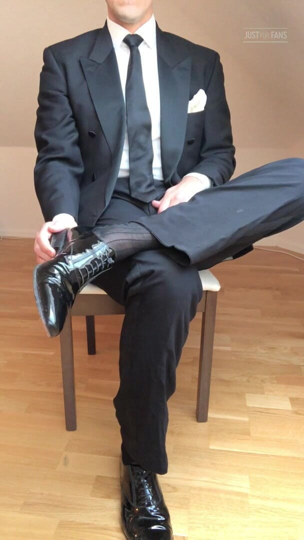 Master Shiny Shoes: Avrunkning i svart kostym