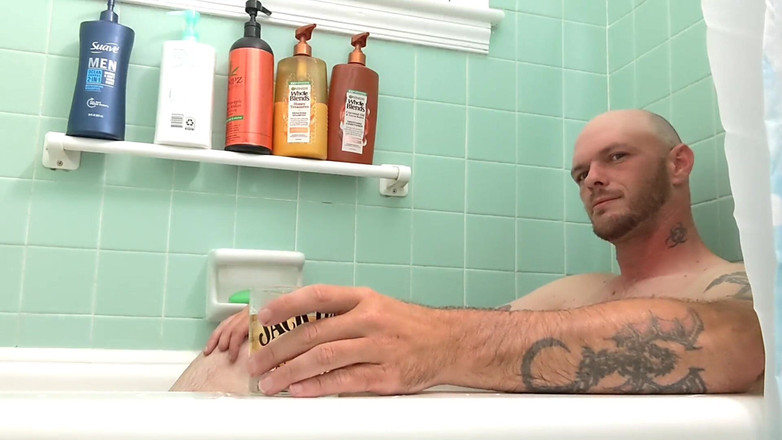 Codi Bonez: Branlette dans la baignoire